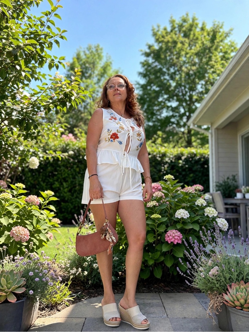 2 Pzas Blanco Bordado Floral Top Peplum Tie-Front + Shorts